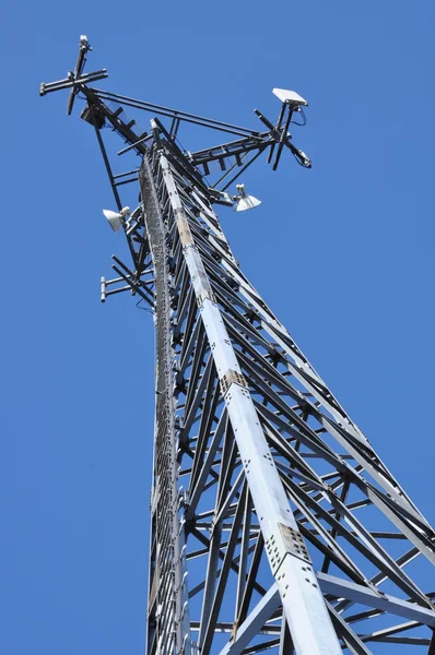 Telekommunikationsturm mit Antennen — Stockfoto