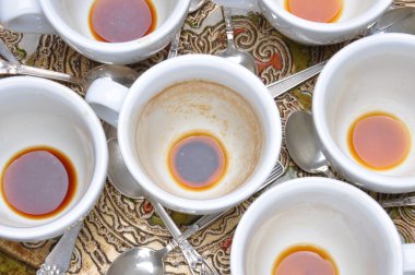 Kirli bardak ve kaşık kahve sonra