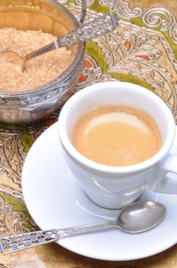 Beyaz fincan kahve ve gümüş şekerlik