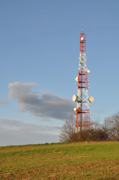Anten sistemi ile çelik telekomünikasyon Kulesi — Stok fotoğraf