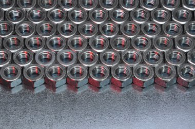 Bir metal yüzeyi parlak metal fındık