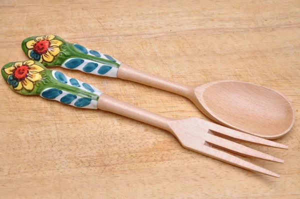 Trä sked och gaffel med dekorativa handtag — Stockfoto