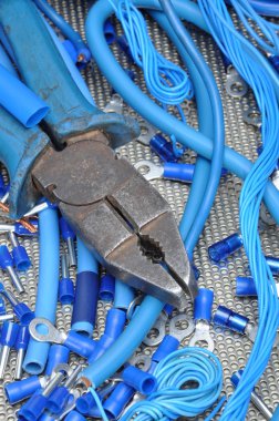 Pense ile elektrik bileşen kitini