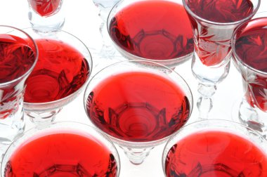 Kristal bardaklarda alkollü likör