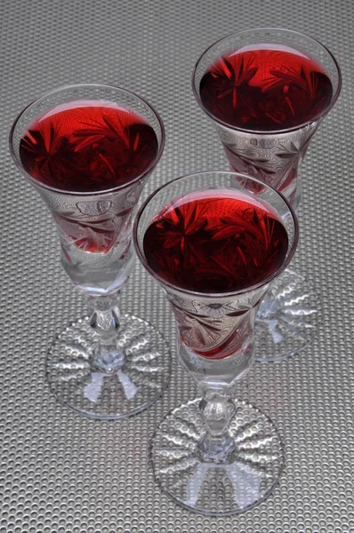 Licores alcohólicos en los vasos de cristal —  Fotos de Stock