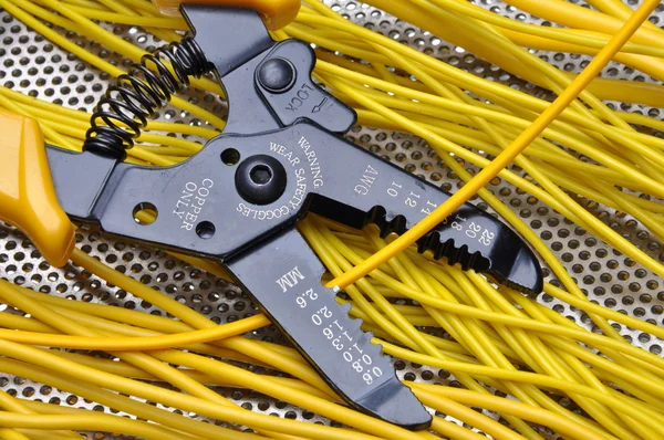 Pelacables herramienta con cables eléctricos — Foto de Stock