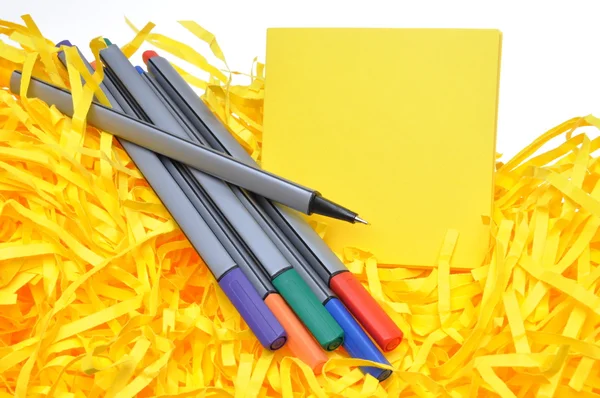 Marcadores com notas amarelas pegajosas e papéis triturados — Fotografia de Stock