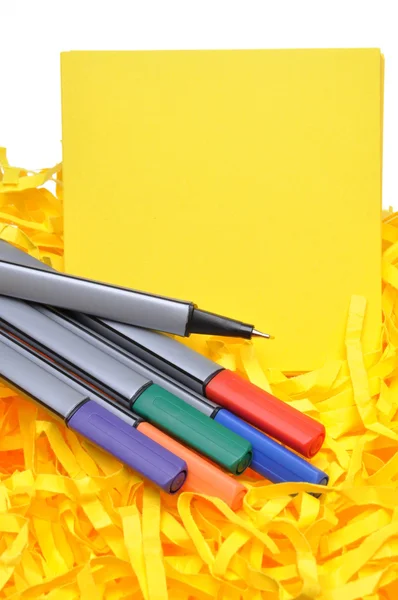 Markeringen met gele kleverige nota's en geraspte papers — Stockfoto