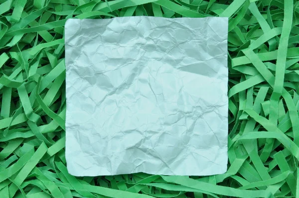 Kağıt Not yeşil rendelenmiş kağıt üzerinde — Stok fotoğraf