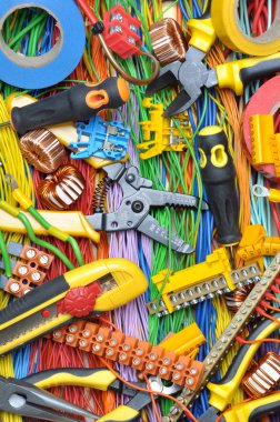 Elektrik tesisatlarında kullanılacak elektrikli bileşen kiti