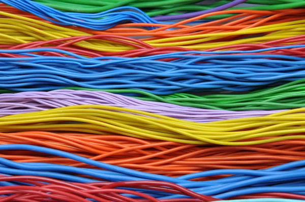 Cables de colores en las redes globales de telecomunicaciones —  Fotos de Stock