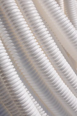 Arka plan olarak beyaz plastik oluklu boru