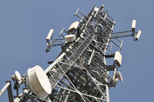 Телекомунікаційна вежа — стокове фото