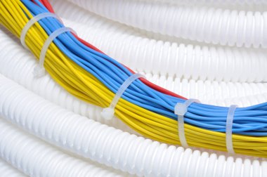 kabloları ile oluklu boru