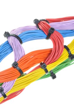 Çok renkli elektrik kabloları