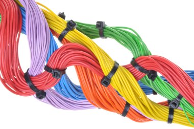 Çok renkli elektrik kabloları