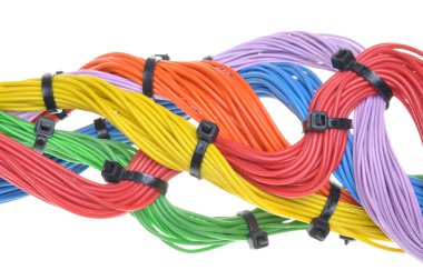 Çok renkli elektrik kabloları