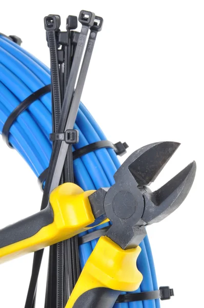 Zange mit elektrischen Kabeln und Kabelbindern — Stockfoto