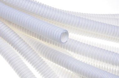 Beyaz plastik oluklu boru