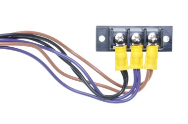 Terminal bloğu ile elektrik kabloları