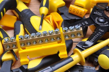 Ahşap tahta üzerinde elektrik tesisatı için Araçlar
