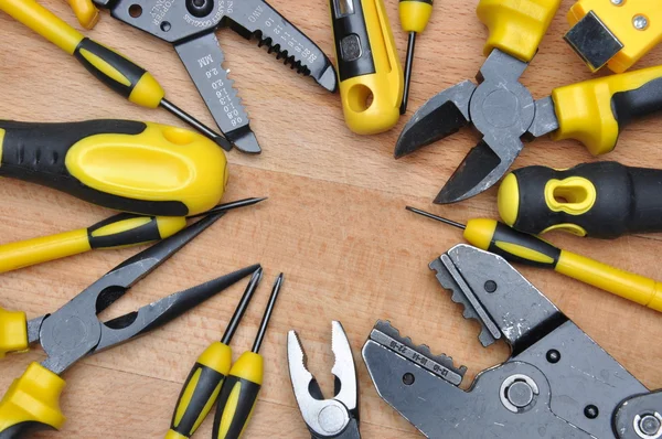 Hulpmiddelen voor het elektrische installatie op houten bord — Stockfoto