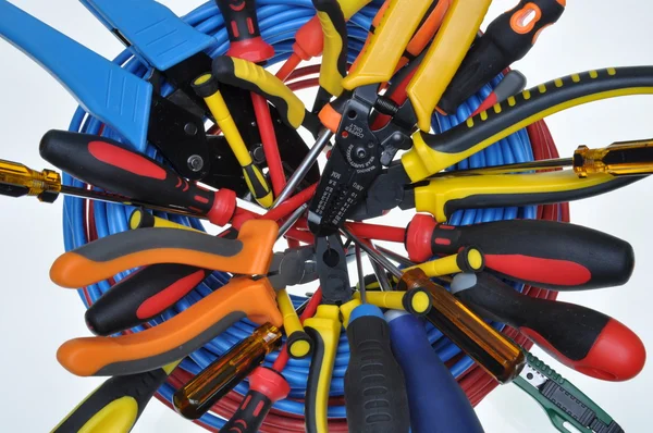 Set van hulpmiddelen die gebruikt worden in elektrische installaties — Stockfoto