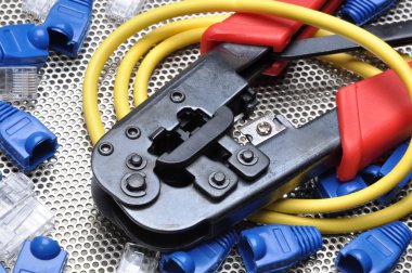 Kıvırcıklaştırma aracı ağ kablo ve konektörler ile