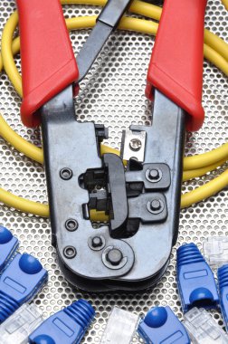 Kıvırcıklaştırma aracı ağ kablo ve konektörler ile