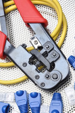 Kıvırcıklaştırma aracı ağ kablo ve konektörler ile