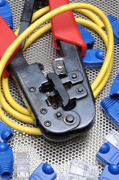 Herramienta de prensado con cable de red y conectores — Foto de Stock