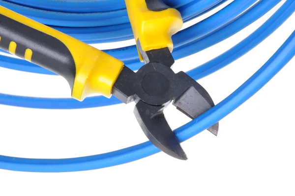 Werkzeugzange schneidet blaues Kabel — Stockfoto