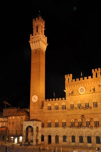 Piazza del Campo in Siena Italië, foto door nacht — Stockfoto