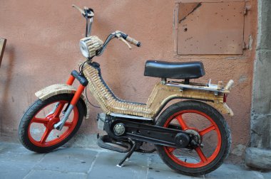 Eski scooter sokak İtalyan şehir üzerinde