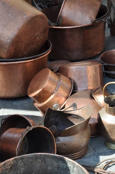 Ollas de cobre en el mercado de pulgas — Foto de Stock