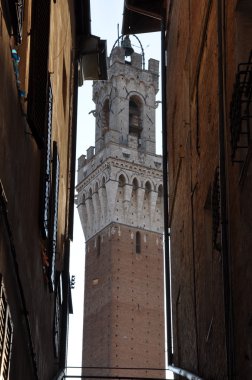 Siena, Torre del Mangia dar sokaklarında