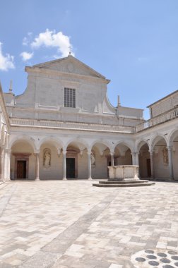 Monte Cassino, bir taş çeşme ve eğlencelerle avlu Benedictine Manastırı
