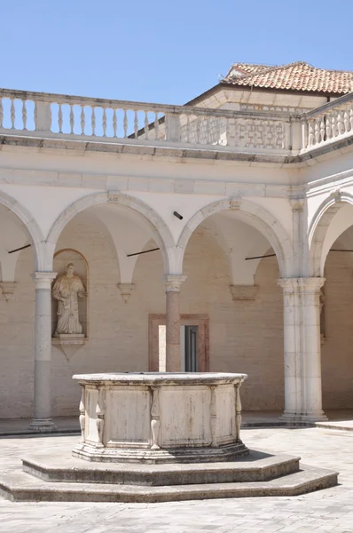 Patio Benedictino Monasterio en Monte Cassino, una fuente de piedra y arcadas —  Fotos de Stock