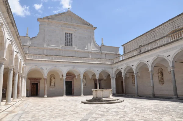 Patio Benedictino Monasterio en Monte Cassino, una fuente de piedra y arcadas — Foto de Stock