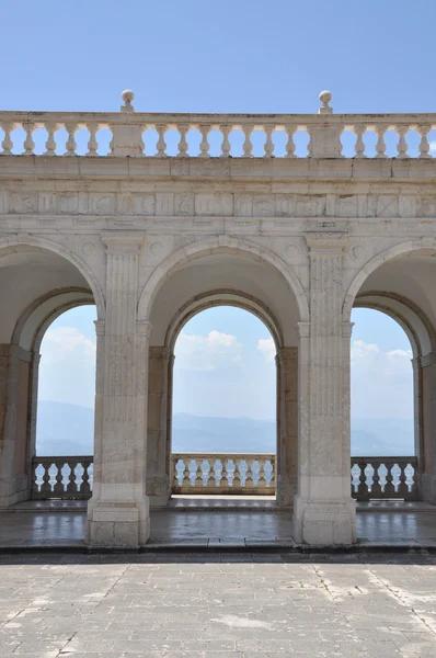 Arches építészeti részletek a régi épület a Monte Cassino-kolostor — Stock Fotó