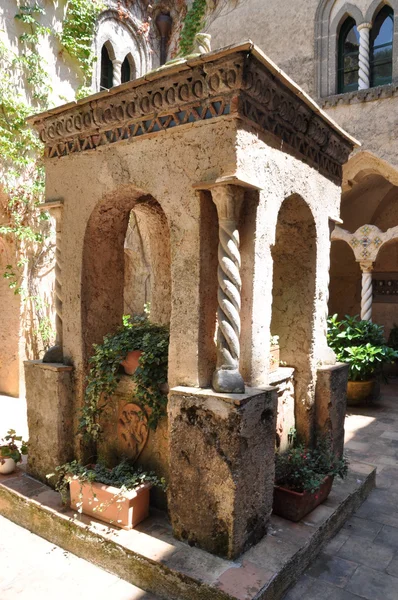 A Courtyard Villa Cimbrone ősi jól — Stock Fotó