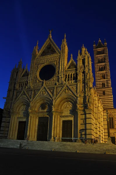 Duomo Santa Maria Assunta em Siena, Toscana, Itália, fotos noturnas — Fotografia de Stock