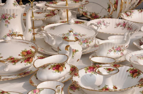 Porcelain on flea market in Arezzo, Italy — Stock Photo, Image