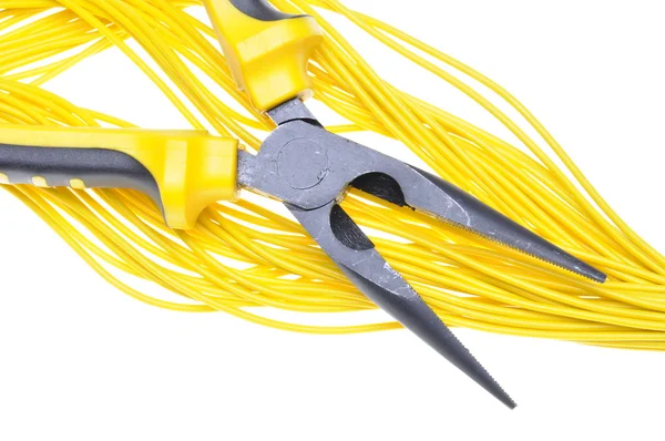 Zangen und gelbe Kabel — Stockfoto