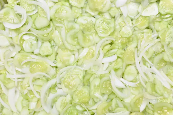 Gesneden komkommers en uien — Stockfoto