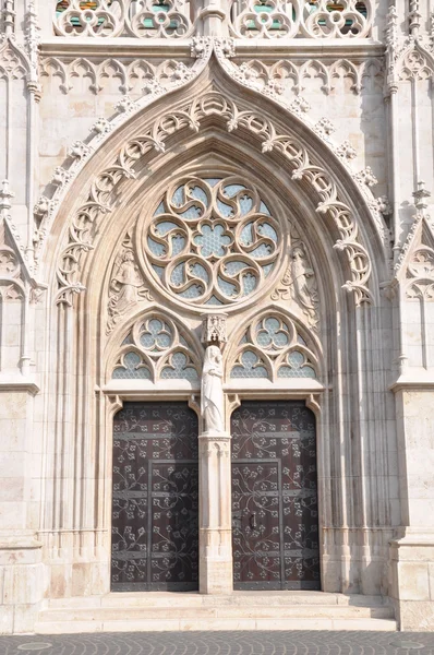 Ornate church door in Buda — Stock Photo, Image