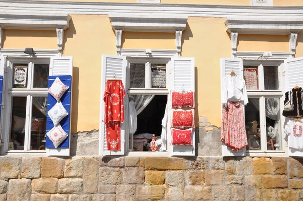 Fönstren i en gammal byggnad i Szentendre Ungern med utsatta folk hantverk — Stockfoto