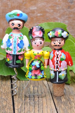 Macar dekoratif tirbuşon, şarap şişe ve kadeh şarap yeşil dallar asma ahşap tablo