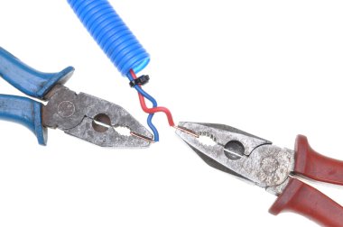Kombinasyon pense ile elektrikli tel
