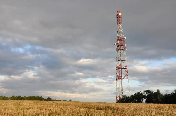 Paisagem com torre de telecomunicações — Fotografia de Stock